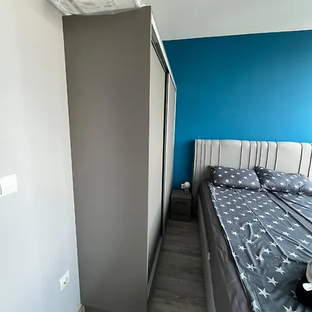 Blue -4people - View